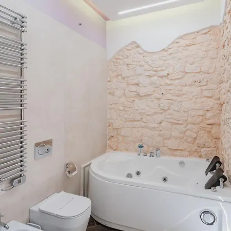 Luxuite Con Piscina O Jacuzzi * Альберобелло