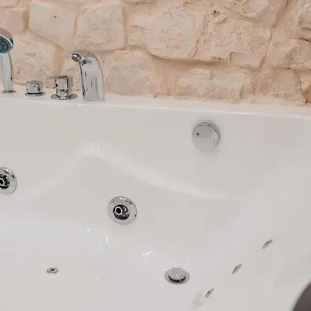 Luxuite Con Piscina O Jacuzzi * Альберобелло