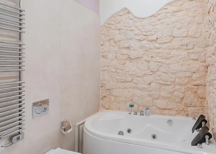 Luxuite Con Piscina O Jacuzzi * Alberobello