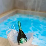 Luxuite Con Piscina E Sauna O Con Jacuzzi E Doccia Emozionale *